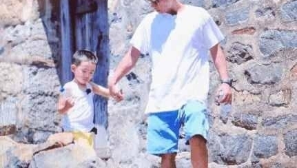 陈小春儿子颜值太高, 邓伦首当奶爸画风如何!