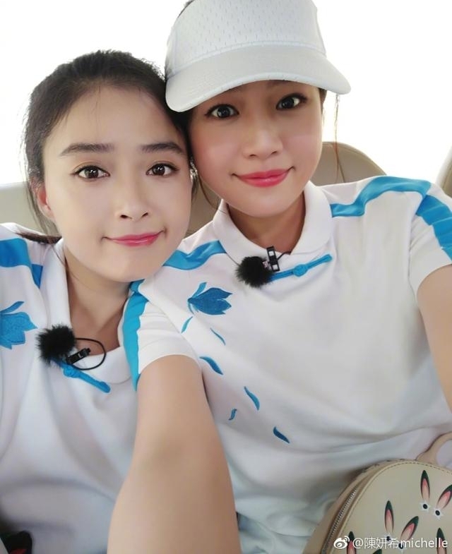 陈妍希晒与关之琳合影被骂心机重,看到她的手机壁纸我选择原谅她