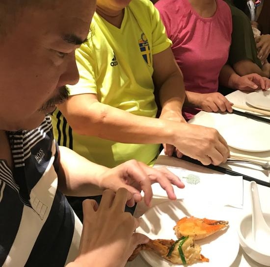 张柏芝全家聚餐 爸爸“胡须勇”神情呆滞身体有恙?