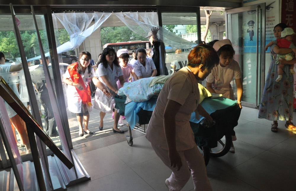 孕妇医院门口生产在即 医护人员搭人墙车内接生