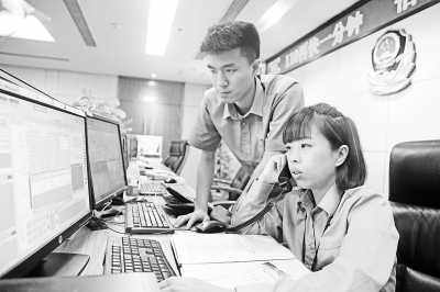 �人���ǻҼ���110�Ӿ�Ա��һ���绰��������ɱ������