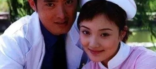 新人王一博捞到好角色,邓超佟大为却要跑龙套?贵圈还得靠背景!