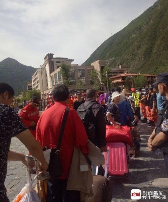 九寨沟地震中的生死离合:夫妇带着儿子骨灰回家