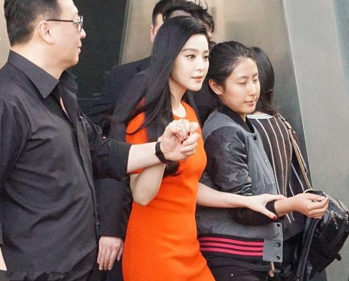 范冰冰出席活动气势爆棚 被保镖搀扶获专人撑伞开车门