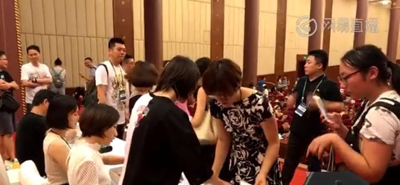 郑爽忍旧伤扶腰站着签书