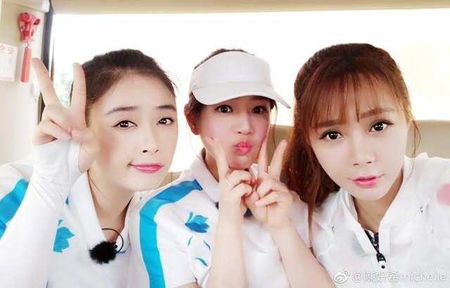 陈妍希晒与关之琳合影被骂心机重,看到她的手机壁纸我选择原谅她