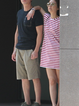 林心如小腹凸出怀二胎 逛家具店经纪人澄清只是挺肚子