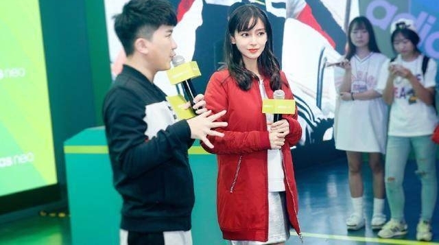 Angelababy新造型撞脸郑爽,左脸被发现肿起一块小包