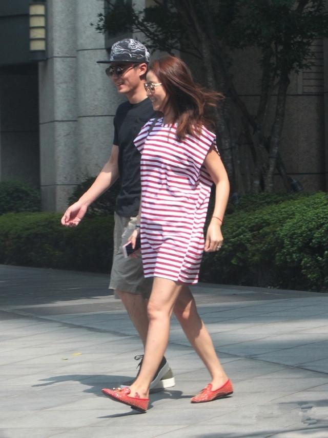 林心如小腹凸出怀二胎?经纪人:只是习惯挺肚子