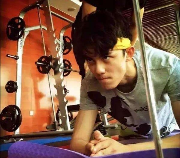 易烊千玺竟然有八块腹肌 粉丝: 我的妈呀!