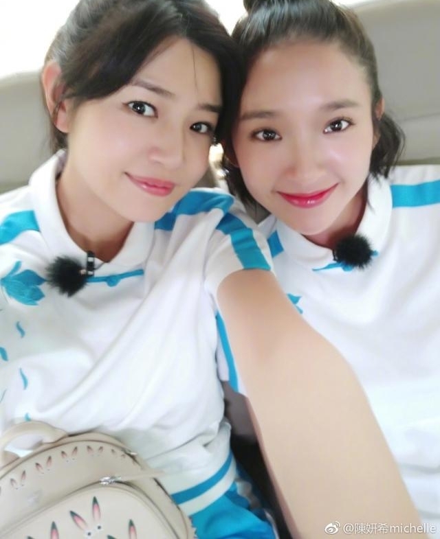 陈妍希晒与关之琳合影被骂心机重,看到她的手机壁纸我选择原谅她