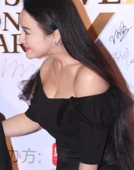 邹市明进军娱乐圈, 模特妻子穿衣风格惹争议, 网友: 带坏孩子!