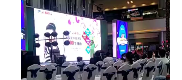 《乡村爱情》香秀沈阳商演 现场冷清没人合照有点尴尬