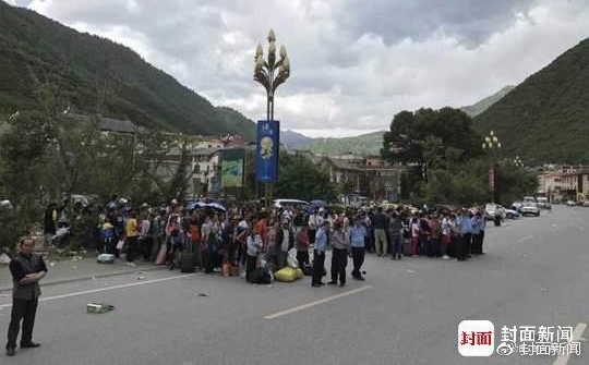 九寨沟地震中的生死离合:夫妇带着儿子骨灰回家