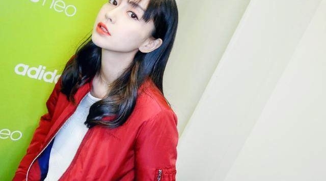 Angelababy新造型撞脸郑爽,左脸被发现肿起一块小包