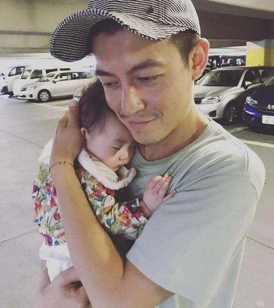 陈冠希童年照像小萝莉,谢霆锋小时候的女装照更美!