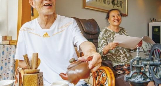 啥啥都不缺 “咱老两口儿过得贼满足”