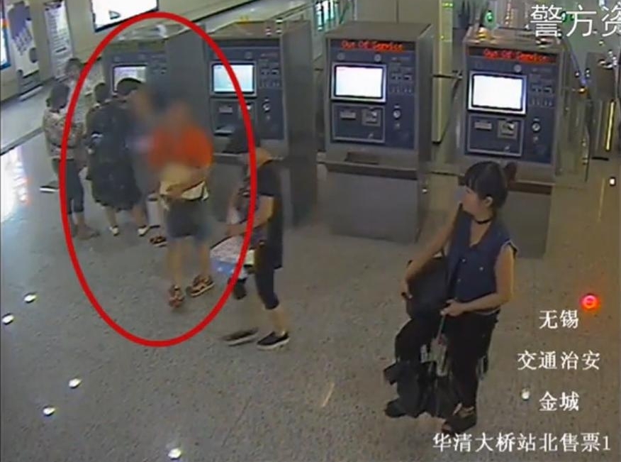 “地铁色狼”尾随年轻女性裸露器官