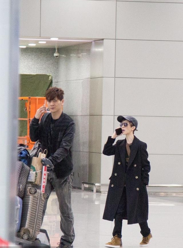 郭敬明被路人偷拍,瞬间明白为何他会被叫小金人,他是真的小啊