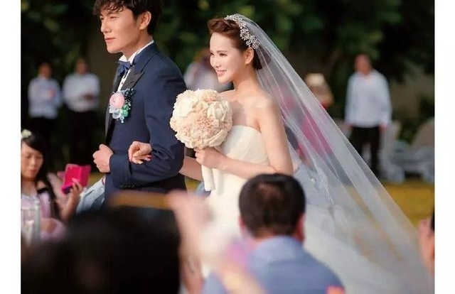 离开哈林后选择小鲜肉秦昊的伊能静为啥活成了这个样子?