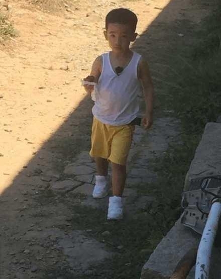 陈小春儿子颜值太高, 邓伦首当奶爸画风如何!