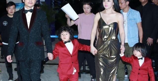 邹市明进军娱乐圈, 模特妻子穿衣风格惹争议, 网友: 带坏孩子!