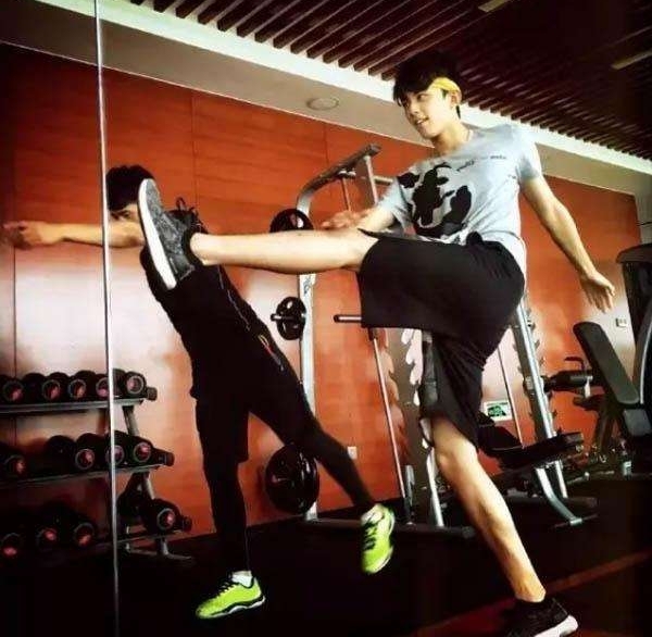 易烊千玺竟然有八块腹肌 粉丝: 我的妈呀!