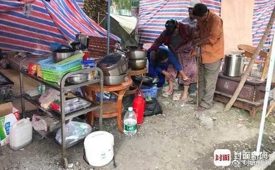 九寨沟地震中的生死离合:夫妇带着儿子骨灰回家