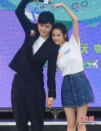 杨幂被指微博自拍不露全脸 付辛博颖儿首次同台