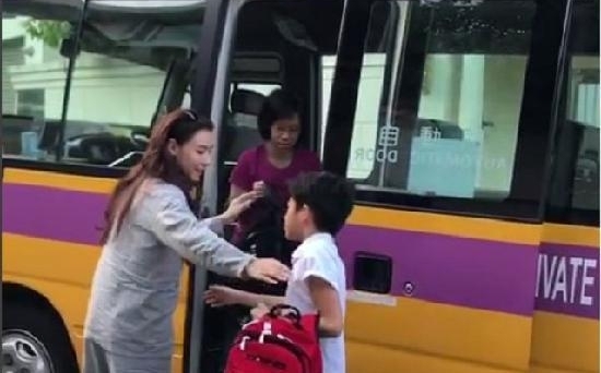 张柏芝披头散发 素颜睡衣送儿子坐校车