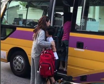 张柏芝披头散发 素颜睡衣送儿子坐校车