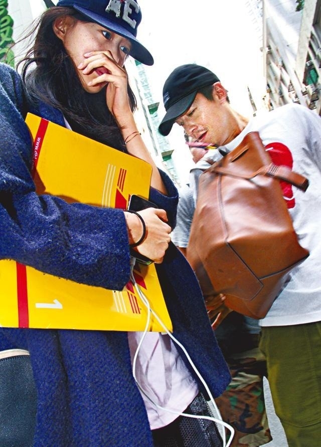 秦舒培首晒老公孩子 陈冠希怀抱女儿一脸宠溺