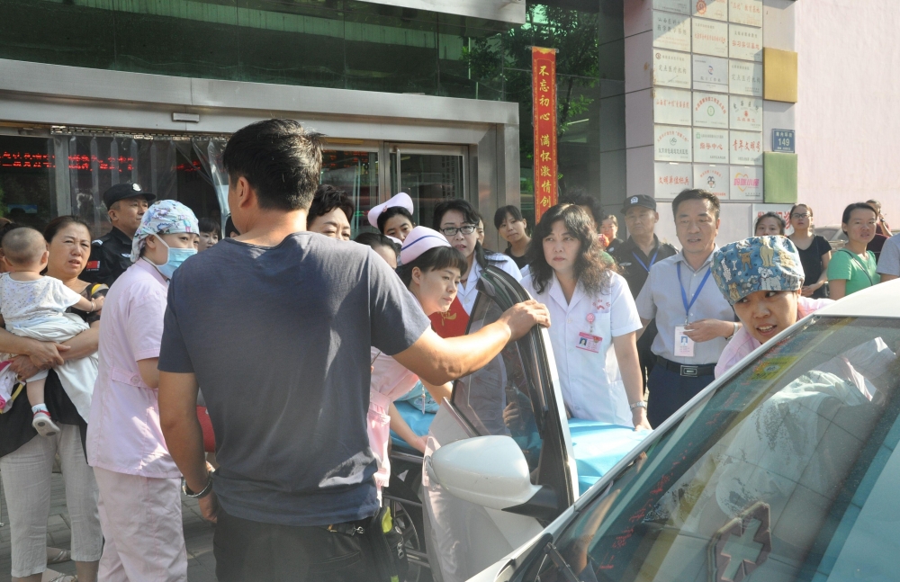 孕妇医院门口生产在即 医护人员搭人墙车内接生
