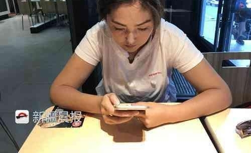 女子义务“微商式教学”维吾尔语 四年收了 600 多学生
