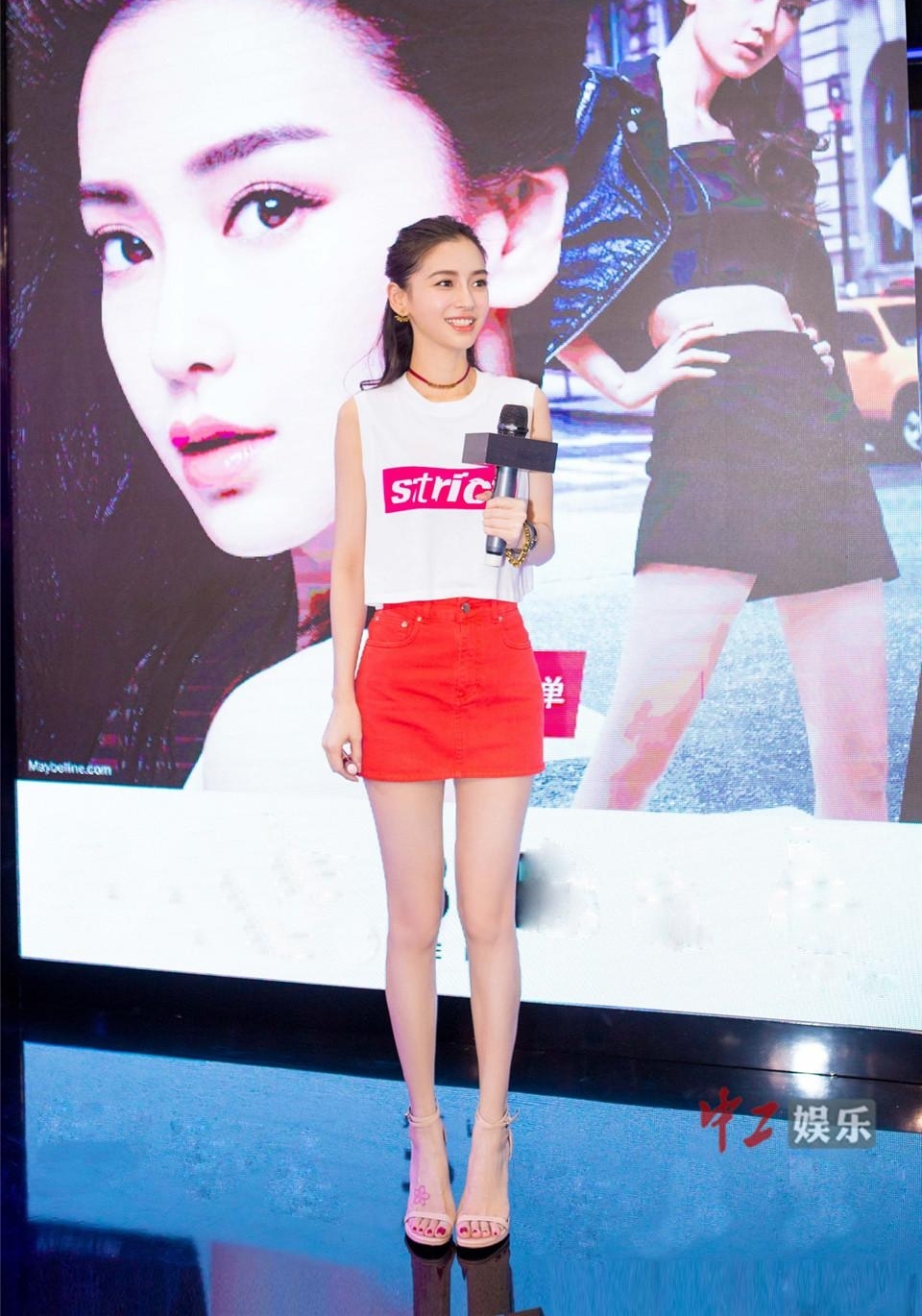 Angelababy亮相活动人气爆棚 笑容温柔暖心护粉丝