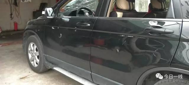 奇怪!实拍汕尾三男子光天化日疯狂砸车