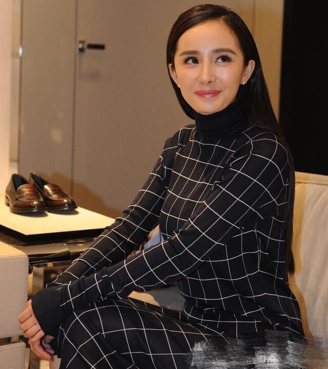 杨幂近年来最失败的造型?她可能是女明星中最不适合黑长直的吧?