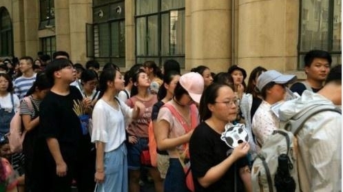 郑爽暴瘦现身签书会,爽妹子粉丝有素质非常热情!