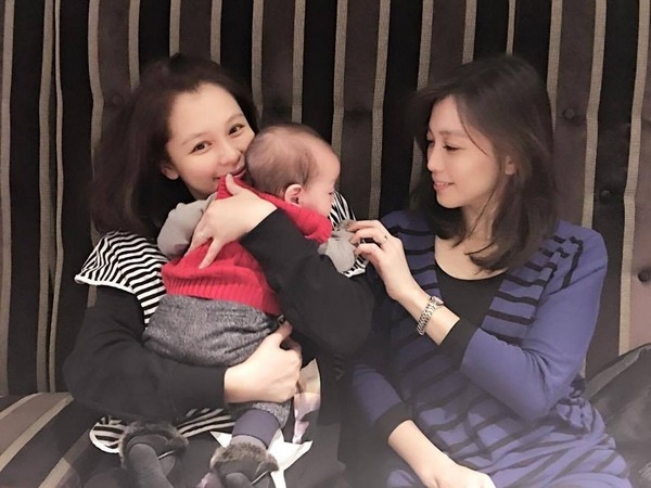 42岁徐若瑄牵姐姐逛街 两人清纯似学生