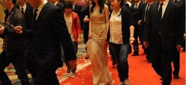 明星出行保镖需要几十个,张一山都蒙圈了,周润发单枪匹马逛菜市