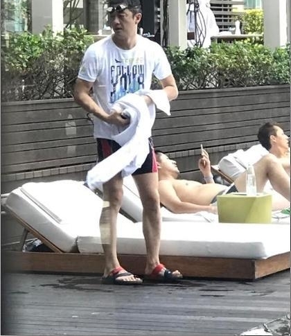 李亚鹏海边度假游泳晒日光浴 不见女儿李嫣