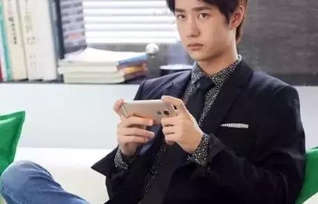 新人王一博捞到好角色,邓超佟大为却要跑龙套?贵圈还得靠背景!