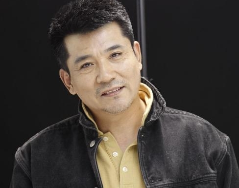 哥哥大导演妻子是名演员,他55岁成影帝,对患病妻子知恩图报