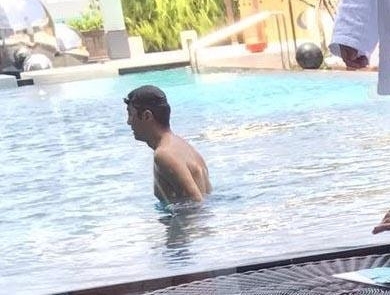 李亚鹏海边度假游泳晒日光浴 不见女儿李嫣