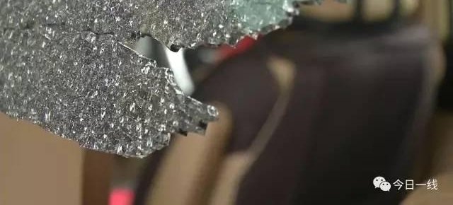 奇怪!实拍汕尾三男子光天化日疯狂砸车