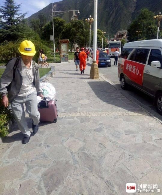 九寨沟地震中的生死离合:夫妇带着儿子骨灰回家