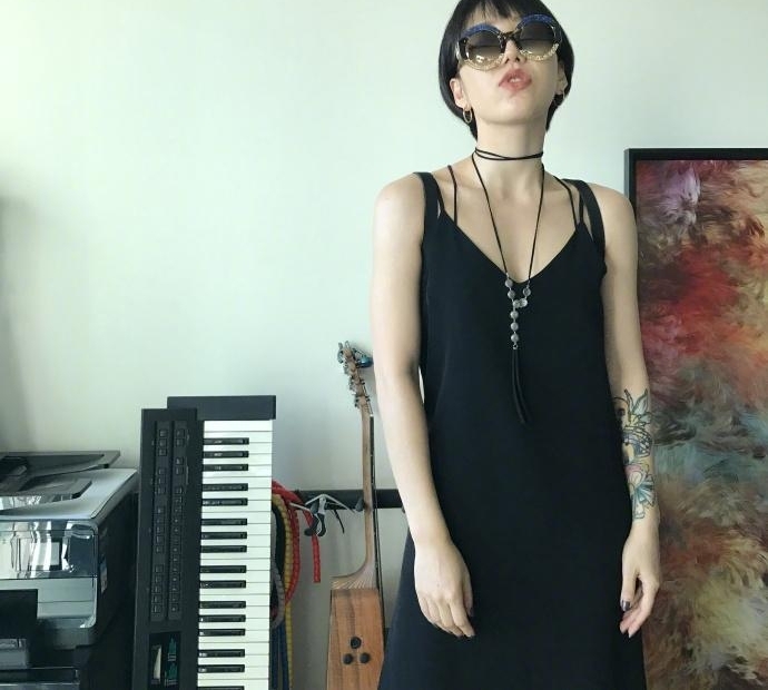 吴莫愁墨镜遮脸皮肤白皙 眼神犀利网友大呼炫酷