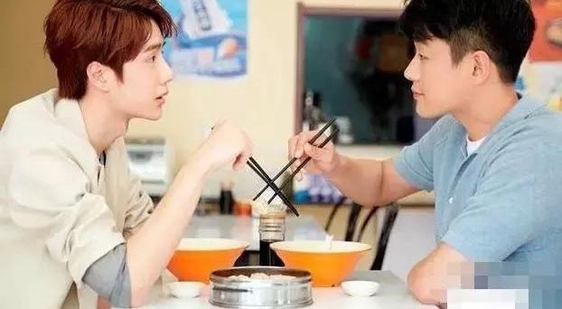 新人王一博捞到好角色,邓超佟大为却要跑龙套?贵圈还得靠背景!