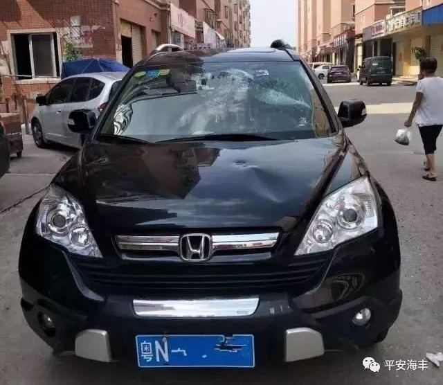 奇怪!实拍汕尾三男子光天化日疯狂砸车
