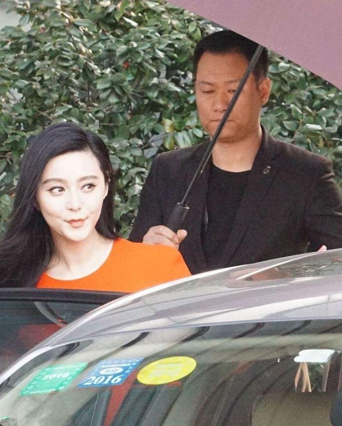 范冰冰出席活动气势爆棚 被保镖搀扶获专人撑伞开车门